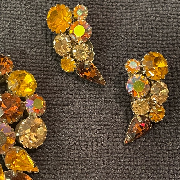 Karu Arke Inc brooch and clip on earrings - Picture 3 of 7